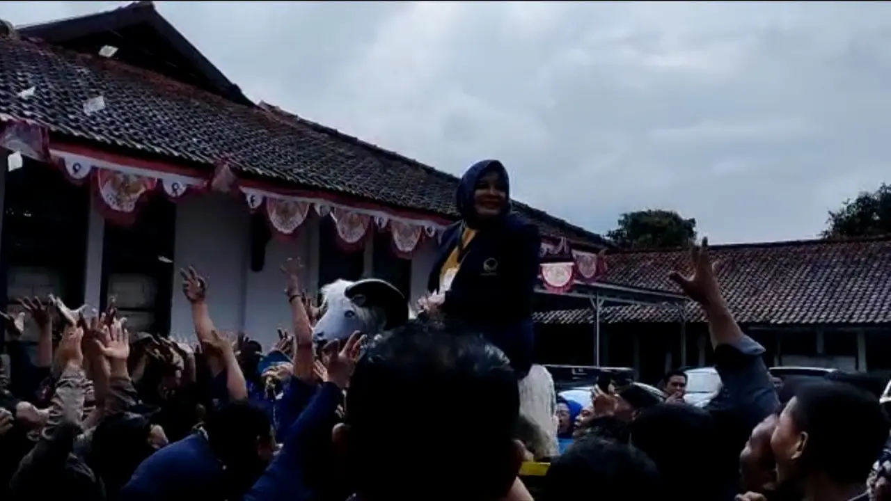 Bawaslu Panggil Ketua Nasdem Garut Buntut Sawer Uang Saat Daftar Caleg di Depan Kantor KPUD
