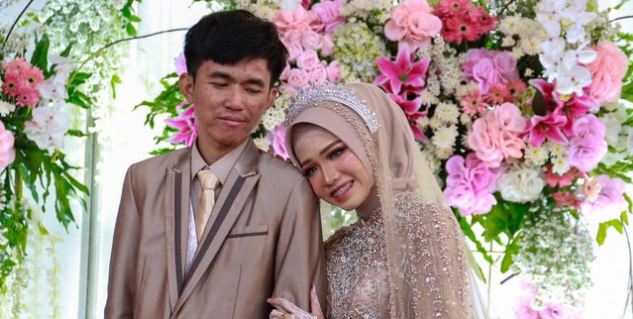 Sah! Tiko, Lelaki Viral yang Merawat Ibunya Selama Belasan Tahun Tanpa Air dan Listrik Resmi Menikah