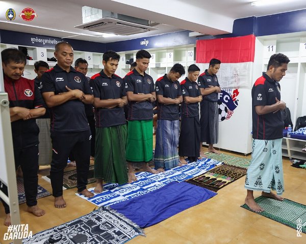 Viral Timnas Indonesia U-22 Sholat Berjamaah Usai Kalahkan Vietnam, Bersyukur pada Allah Ta'ala