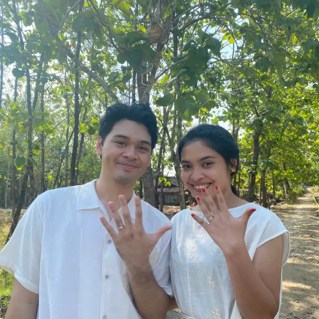 Penyanyi Mikha Angelo dan Gregoria Mariska Tunjung Resmi Lamaran, Langsung Pamer Cincin diJari Manis