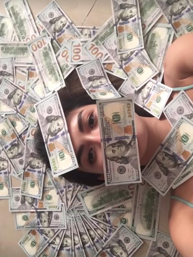 Nikita Mirzani Mandi Uang Dollar, Bingung Sejak Menjanda Lagi Duit Makin Banyak dan Kerjaan Lancar