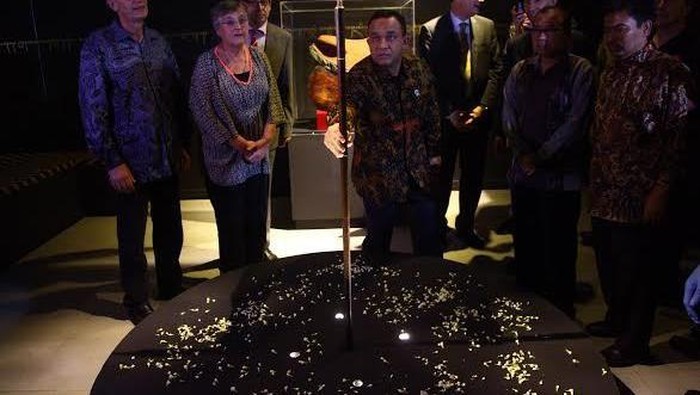 Anies Terima Tongkat Pangeran