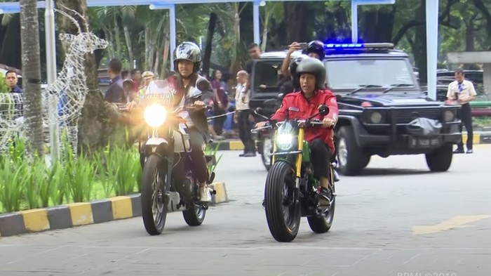 Gaya Kaesang Kawal Jokowi Naik Motor