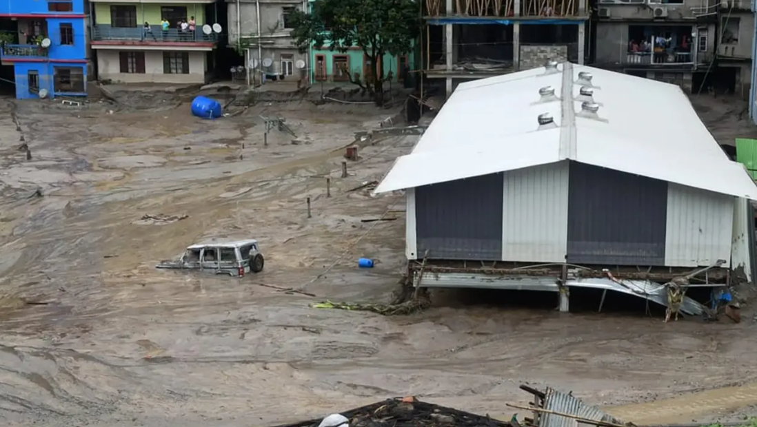 Bendungan Himalaya India Jebol Air Es Hanyutkan Rumah dan Tewaskan 31 Orang