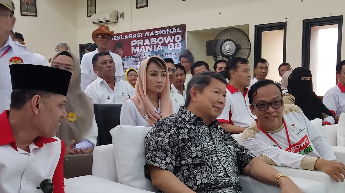Koalisi Indonesia Maju (KIM) telah menetapkan Prabowo Subianto dan Gibran Rakabuming Raka sebagai pasangan capres-cawapres untuk pilpres 2024. Wakil Ketua Dewan Pembina Partai Gerindra, Hashim Djojohadikusumo, mengaku optimistis Prabowo-Gibran bakal memenangkan pilpres 2024. "Pasti menang," kata Hashim usai rapimnas Gerindra di The Dharmawangsa, Jakarta, Senin (23/10).