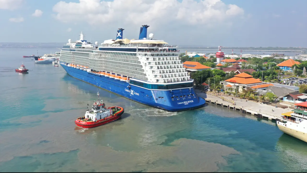 Kapal Pesiar ‘Jumbo’ Cruise Celebrity Solstice yang Bawa 3.944 Orang Bersandar di Pelabuhan Benoa