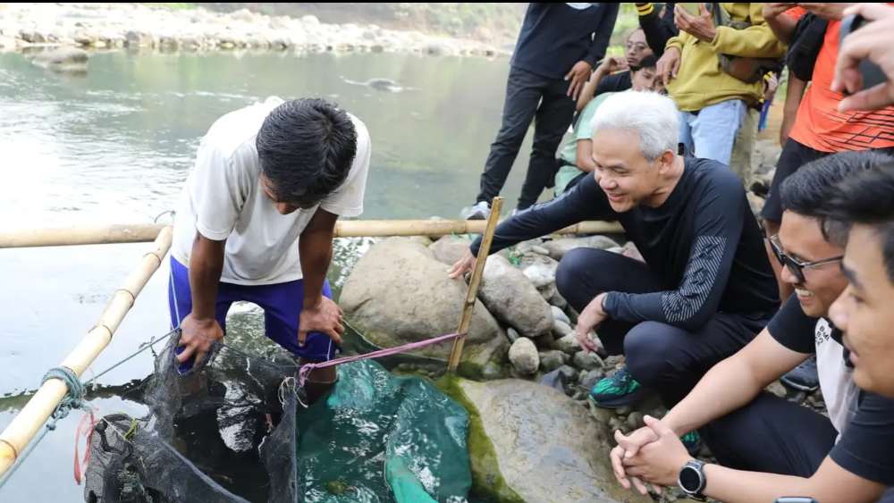 Relawan Ganjar Bantu Masyarakat Beri Air Bersih di Subang