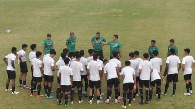 Potret perjuangan Timnas Indonesia U-17 saat berduel dengan pemain VFL Osnabruerck U-19 dalam laga uji coba di Jerman