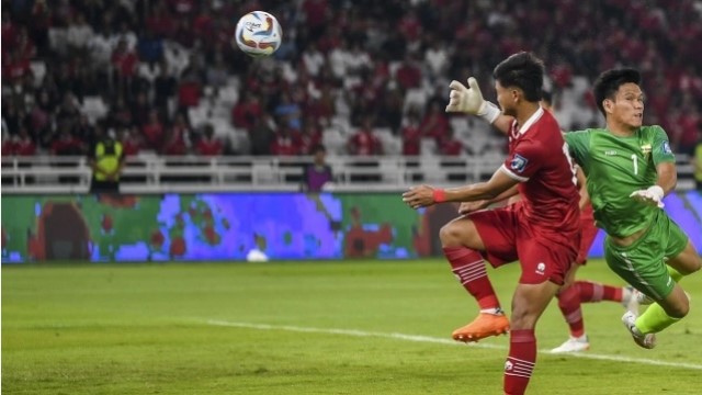 Pesepak bola timnas Indonesia Hokky Caraka (kiri) berebut bola dengan penjaga gawang timnas Brunei Muhammad Haimie (kanan) dalam pertandingan leg 1 kualifikasi Piala Dunia 2026 babak pertama zona Asia di Stadion Utama Gelora Bung Karno (GBK), Senayan, Jakarta, Kamis