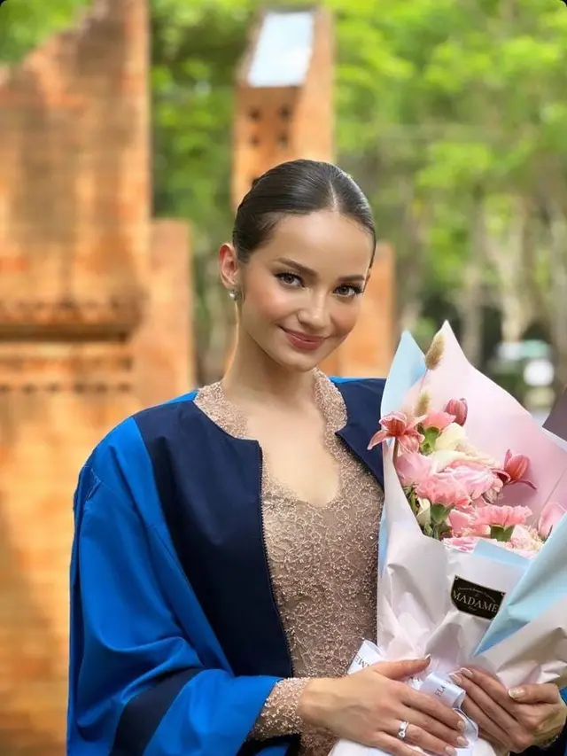 Enzy Storia Jalani Wisuda Tanpa Suaminya Molen Maulana Kasetra: Janji Sudah Ditepati Ya Mama, Meskipun Harus Tertunda 9 Tahun