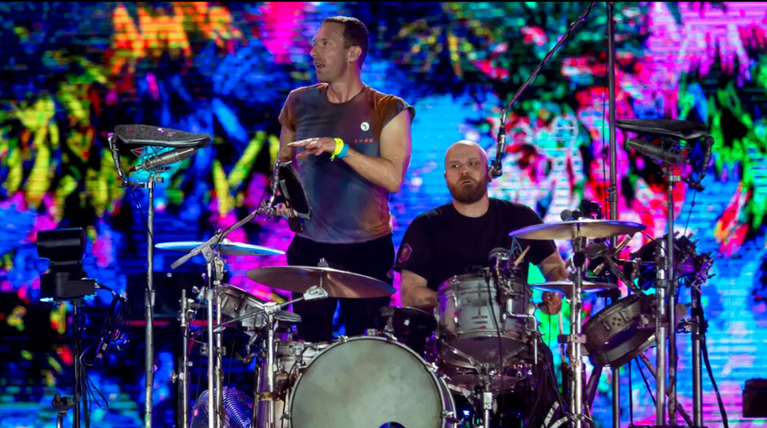 Beredar Momen Chris Martin Coldplay Sujud di Bandara Sebelum Naik Pesawat untuk Meninggalkan Indonesia, Netizen: Respect, Selalu Membumi