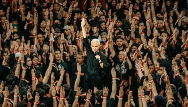 Salam Tiga Jari Ganjar Pranowo Jadi Sorotan, Ternyata Terinspirasi dari Gerakan Demokrasi Global