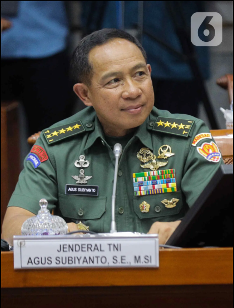 Calon Panglima TNI, Jenderal Agus Subiyanto buka suara terkait beredarnya foto cawapres Koalisi Indonesia Maju (KIM) Gibran Rakabuming Raka bersama sejumlah anggota TNI di Solo. Foto itu diunggah oleh sastrawan Goenawan Mohamad di akun media sosial twitter alias X baru-baru ini.