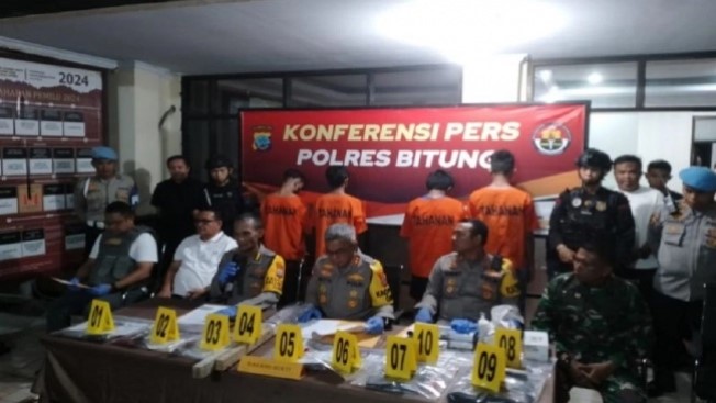 Kapolda Sulut Irjen Pol Setyo Budiyanto (ketiga dari kanan) memberikan keterangan pers terkait dengan situasi setelah bentrok antarkelompok warda di Bitung
