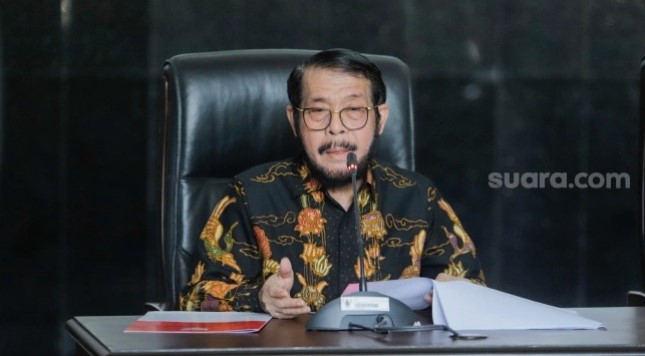 Mantan Ketua Mahkamah Konstitusi Anwar Usman saat memberikan keterangan pers di Gedung MK, Jakarta