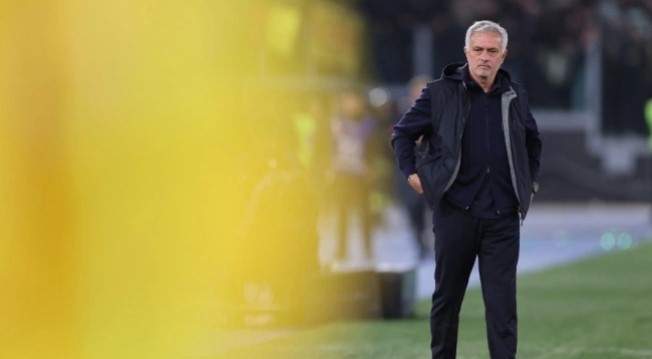 Pelatih AS Roma, Jose Mourinho memimpin timnya dari pinggir lapangan dalam matchday ke-11 Liga Italia 2023-2024 antara AS Roma vs Lecce di Stadion Olimpico, Roma,