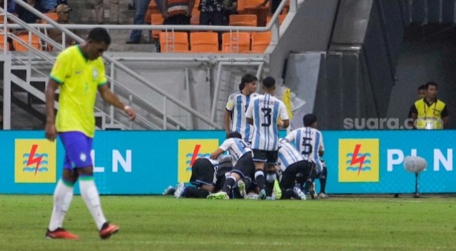 Pemain Timnas Argentina U-17 berselebrasi usai mencetak gol ke gawang Timnas Brasil U-17 pada pertandingan babak Perempat Final Piala Dunia U-17 2023 di Jakarta International Stadium (JIS)