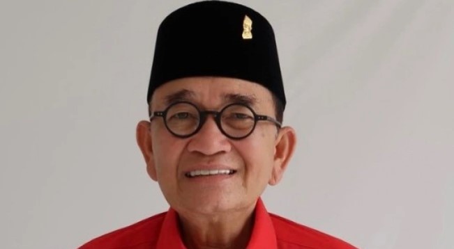 Pakai Kemeja PDIP dan Salam 4 Jari, Ruhut Sitompul Minta Rakyat Tak Pilih Pemimpin yang Berlagak Bodoh