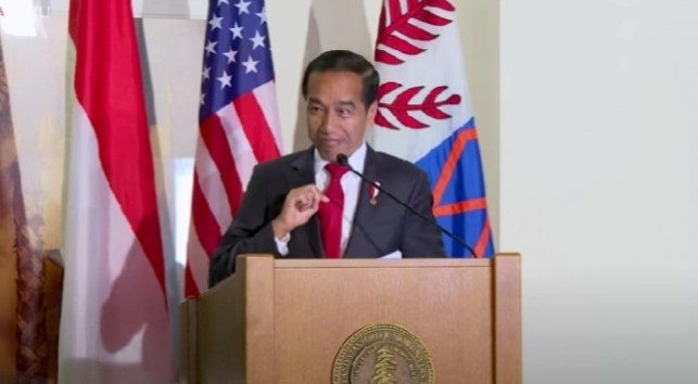 Presiden Joko Widodo atau Jokowi mengenakan dasi merah saat memberikan kuliah umum di Stanford University, San Fransisco, Amerika Serikat