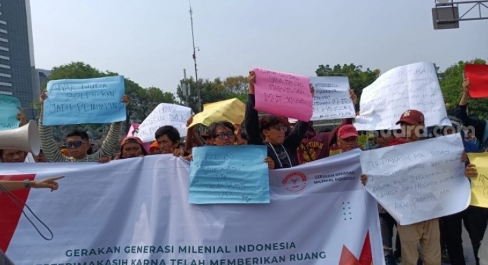 Sejumlah Pendukung Prabowo-Gibran Unjuk Rasa Jelang Putusan MKMK, Bawa Poster ‘Aku Padamu MK’