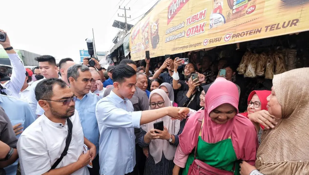 Sekjen Gerindra Dampingi Gibran Blusukan ke Pasar di Lampung