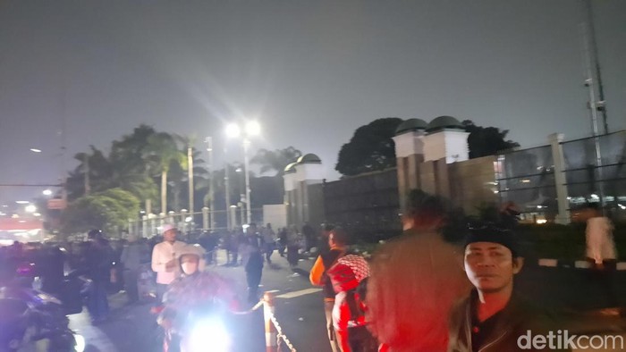 Massa Tolak Konser Coldplay di Depan DPR Membubarkan Diri