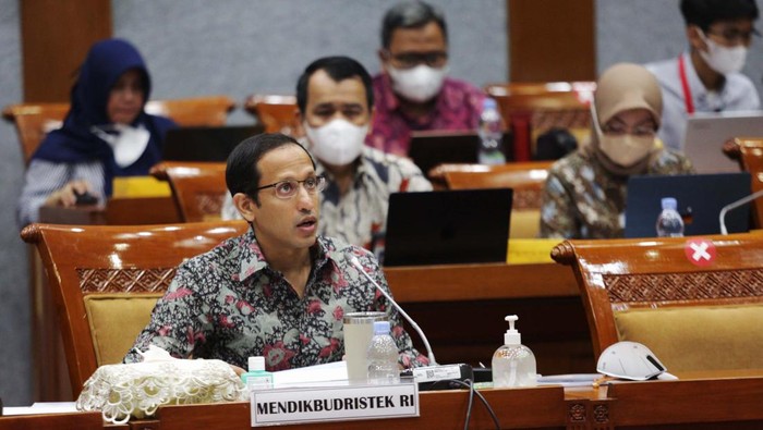 Nadiem Cabut Gelar Profesor