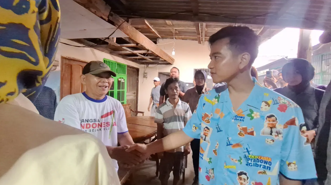 Didampingi Airin, Gibran Sapa Warga dan Bagikan Susu di Tangerang
