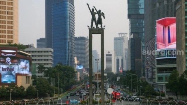 Pemandangan Patung Selamat Datang di Kawasan Bundaran HI, Jakarta.
