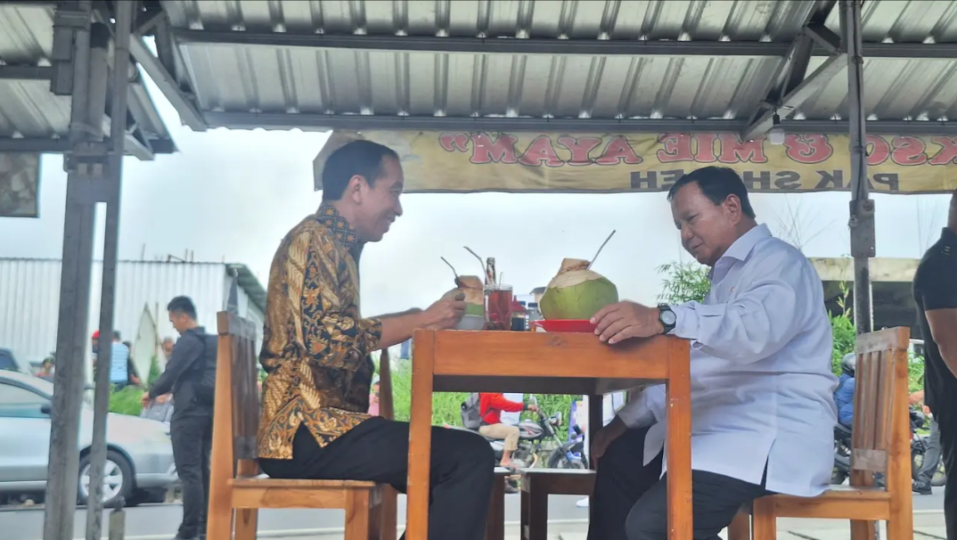 Bawa Rombongan Artis, Jokowi dan Prabowo Mesra Makan Bakso di Pasar Bandongan Magelang