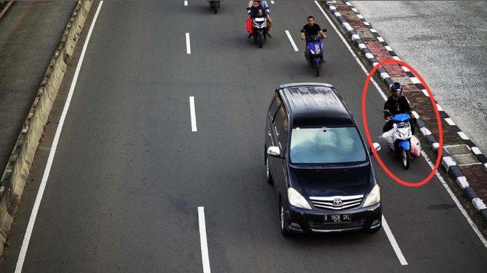 Terekam CCTV Aksi Pria Bawa Mayat dalam Karung Naik Sepeda Motor di Jalan Raya
