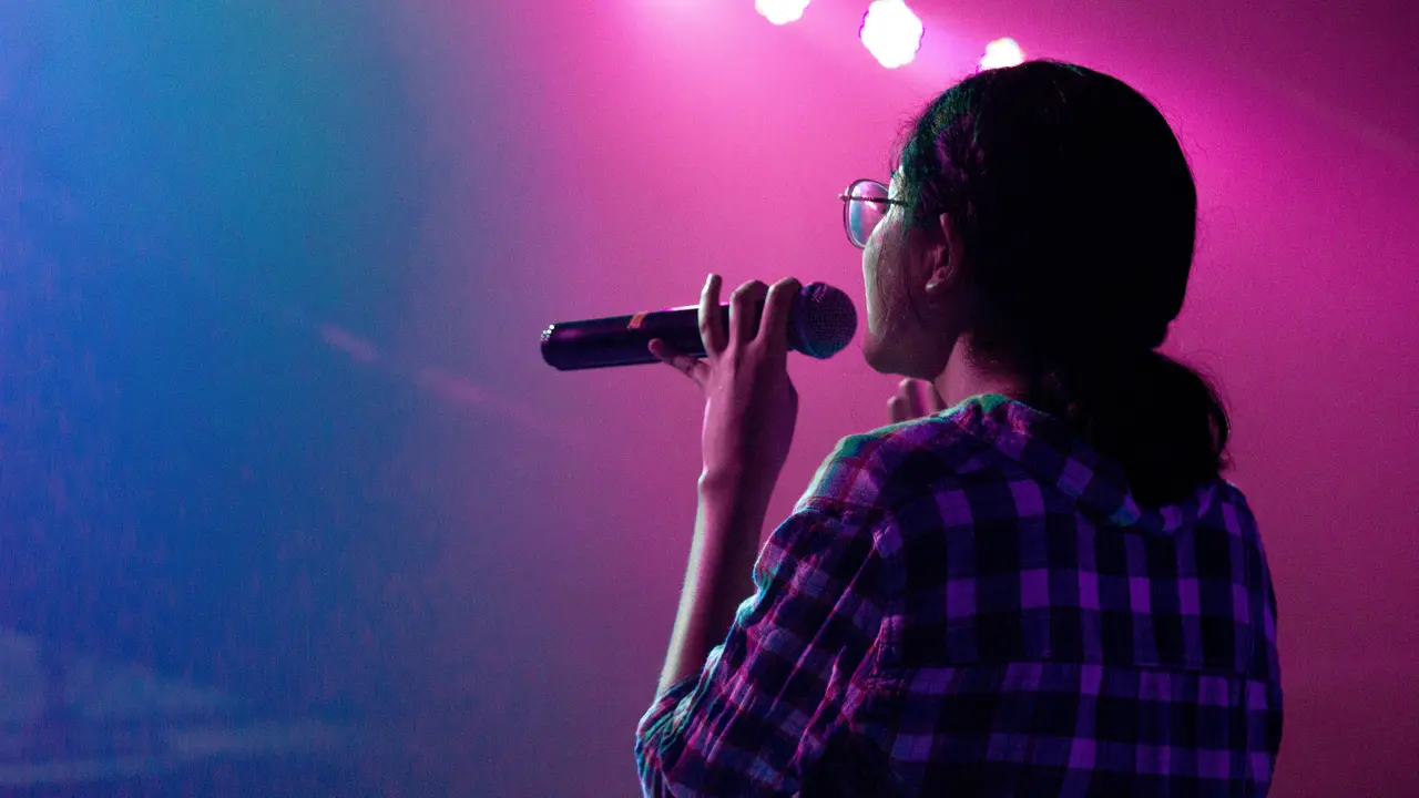 Wanita Asal China Ini Klaim Tertular Virus Herpes dari Mikrofon Karaoke