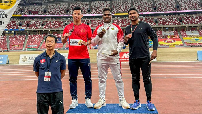Atlet Pelatnas Atletik Desentralisasi Mimika, Silfanus Ndiken (tengah). (Foto: dok. PB PASI)