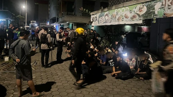 Polres Jakbar Tangkap 47 Remaja Diduga Hendak Tawuran, Celurit-Sinte Disita