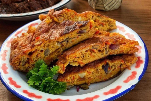 5 Cara Membuat Telur Dadar Padang Tebal dan Gurih