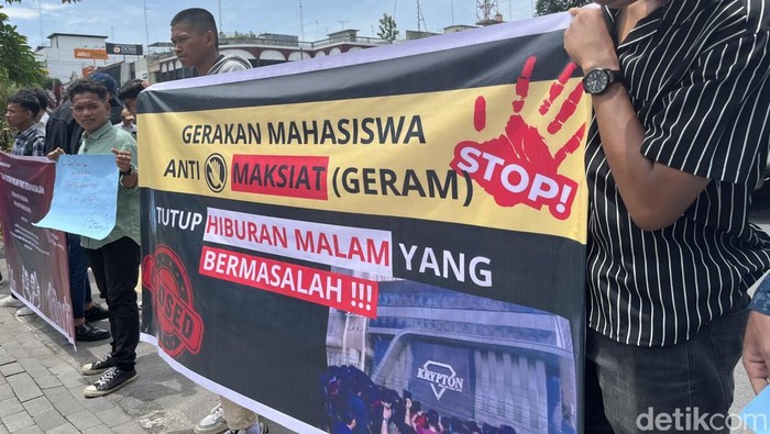 Demo di Kantor Walkot Medan, Massa Minta THM Krypton-Capital Ditutup