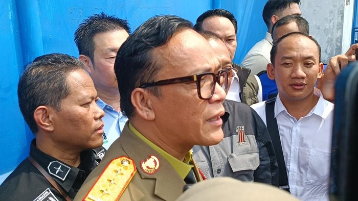 Wamenaker Immanuel Ebenezer saat sidak di UD Sentoso Seal Surabaya.