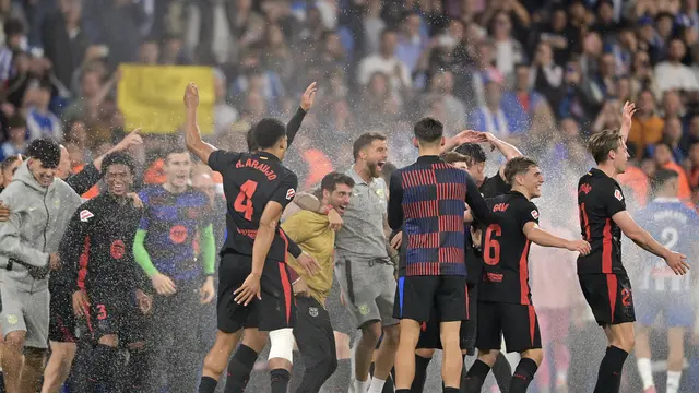 Menang di Markas Espanyol,Para pemain Barcelona merayakan kemenangan setelah memenangkan pertandingan sepak bola liga Spanyol antara RCD Espanyol dan FC Barcelona di Stadion RCDE di Cornella de Llobregat, pada 15 Mei 2025.MANAURE QUINTERO / AFP