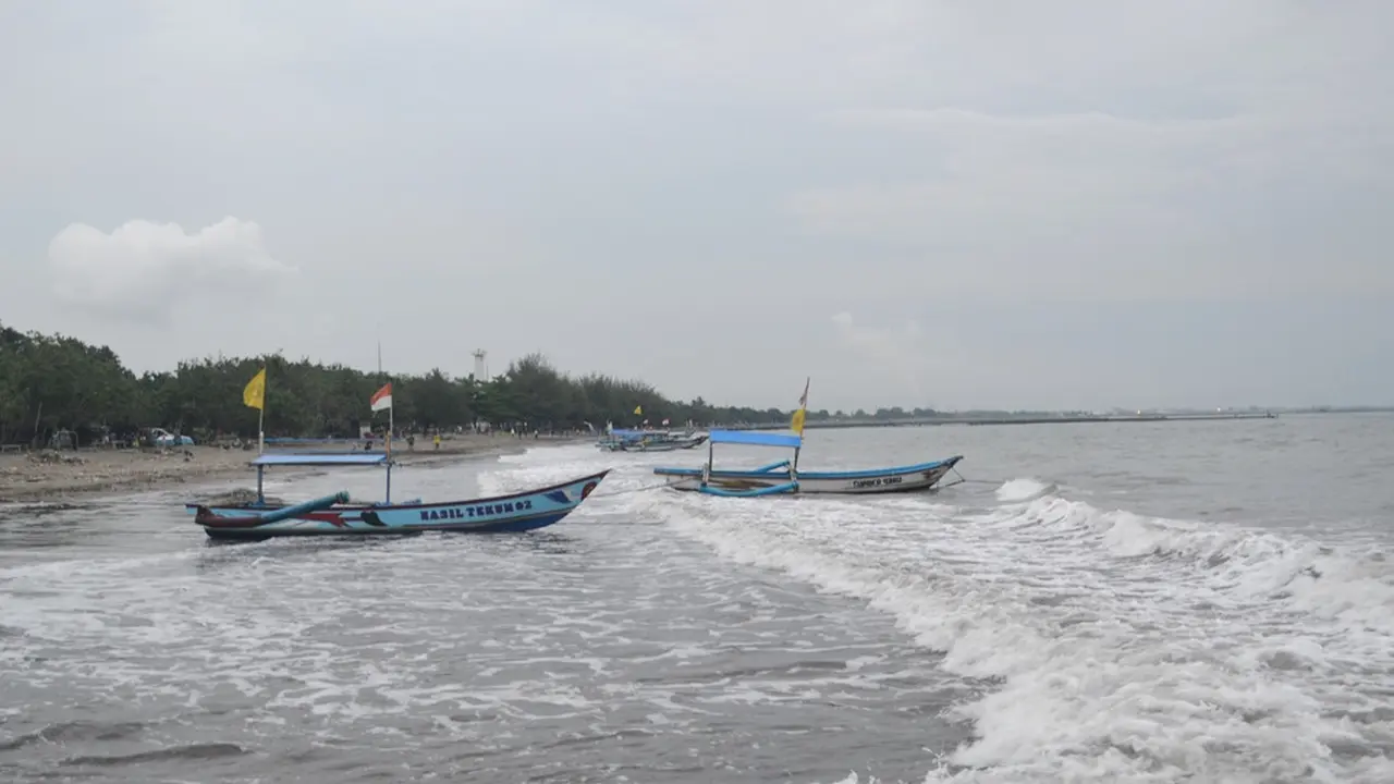 Gelombang Tinggi Pesisir Selatan Banten Capai 4 Meter