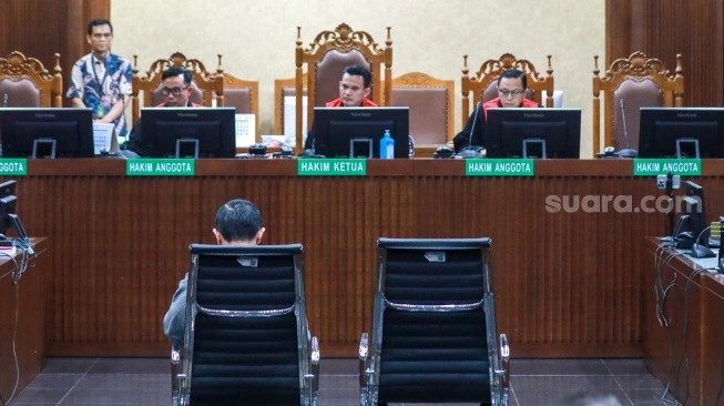 Tom Lembong di Pusaran Korupsi Gula: Korban ‘Warisan Beracun’ atau Aktor Utama?