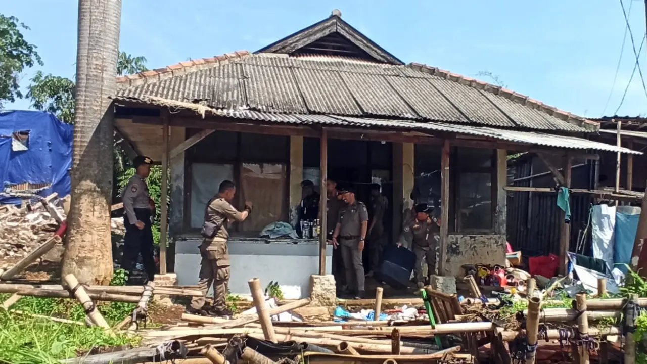 Satpol PP Tertibkan Puluhan Botol Miras di Lahan Bekas RPH